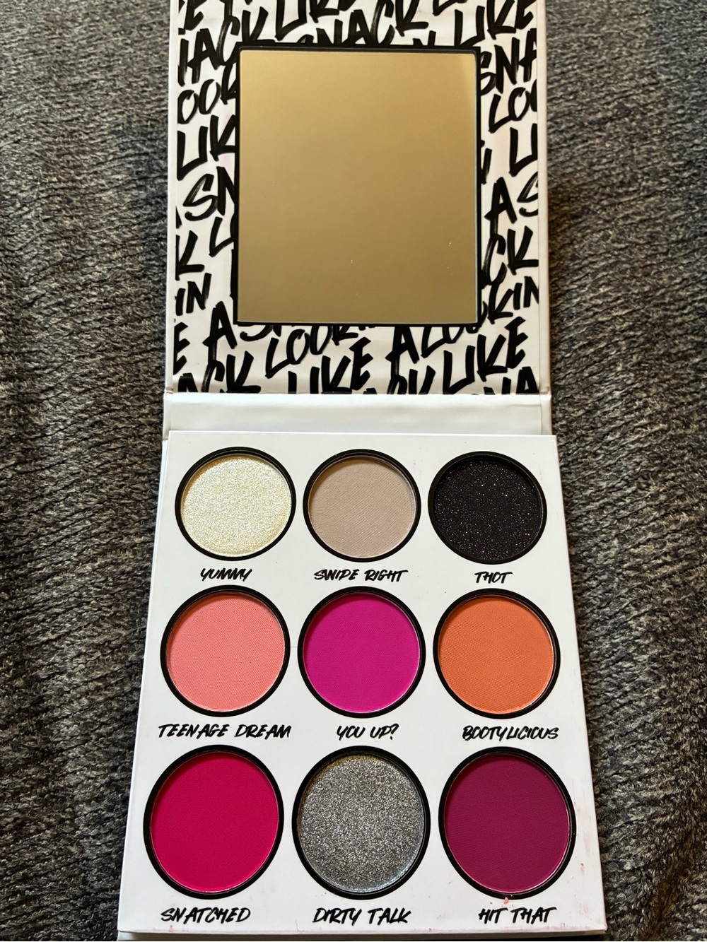 9-Color Eyeshadow Palette